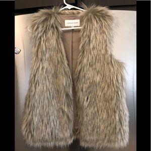 Cupcakes and Cashmere faux fur vest NWOT Medium